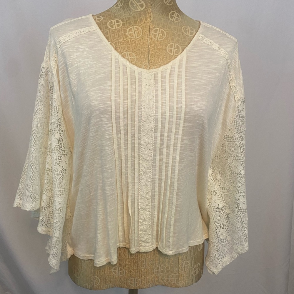 L “Eyeshadow” Women's Cream Lace Detail Top